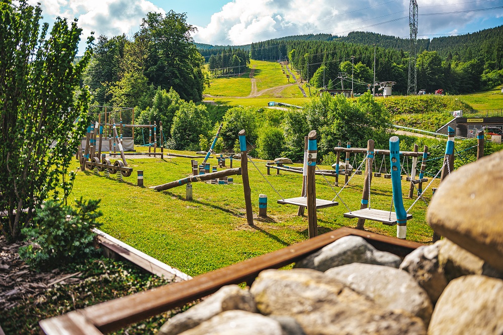 Kouty nad Desnou — sjezdovka a dětský adventure park v Jeseníkách