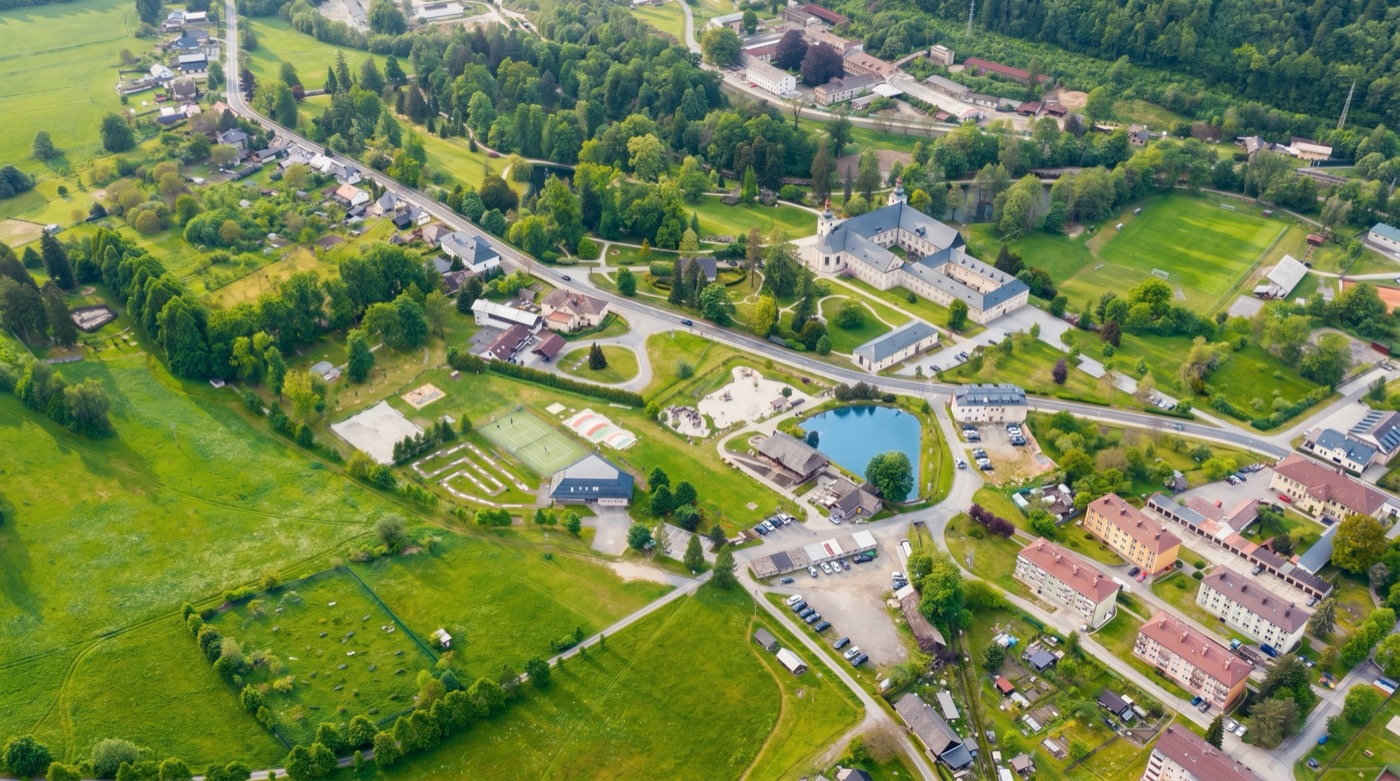 Loučná nad Desnou — letecký pohled na obec a Jeseníky